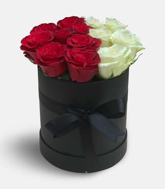 Kutuda Kırmızı ve Beyaz Güller